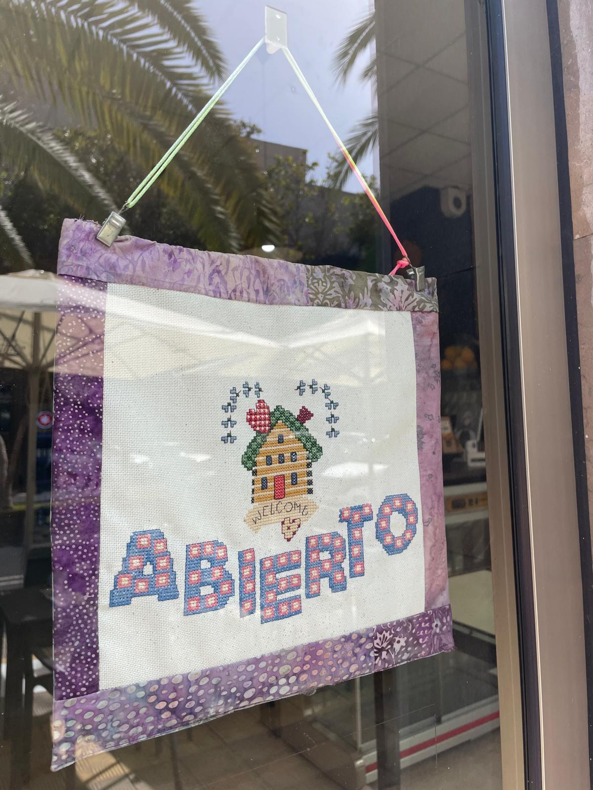 Cartel de Abierto en la entrada